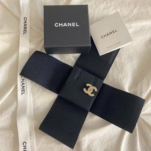 CHANEL Gold tone CC logo earring( One )